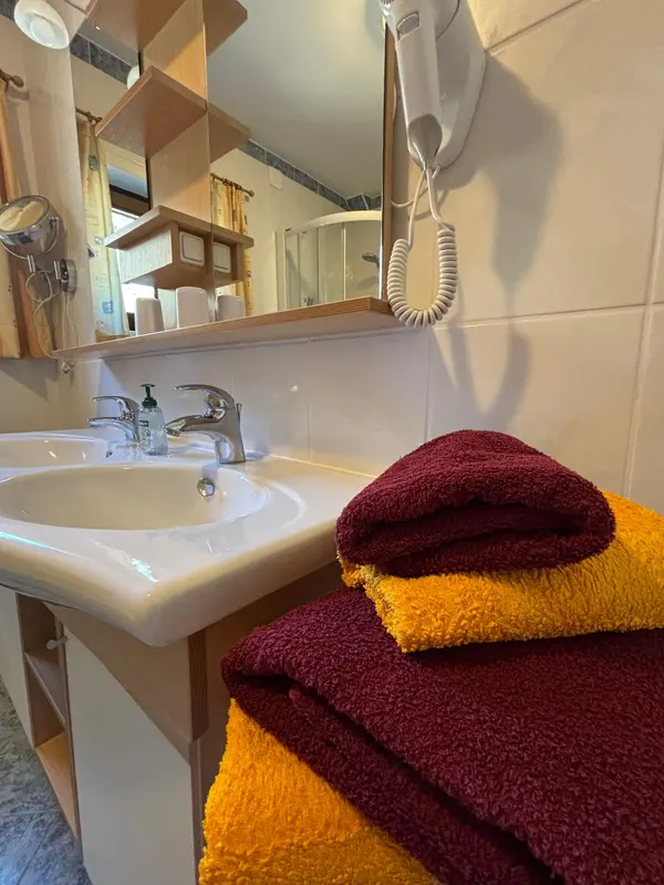 Waschbecken und Spiegelschrank