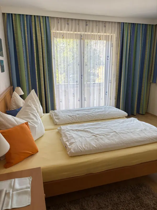 Doppelzimmer 1 mit Balkontür