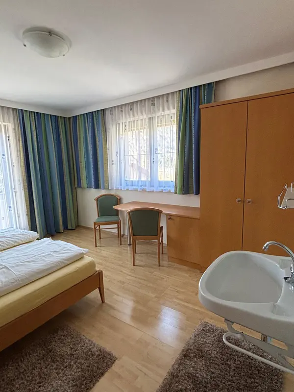 Doppelzimmer 1 mit Schreibtisch