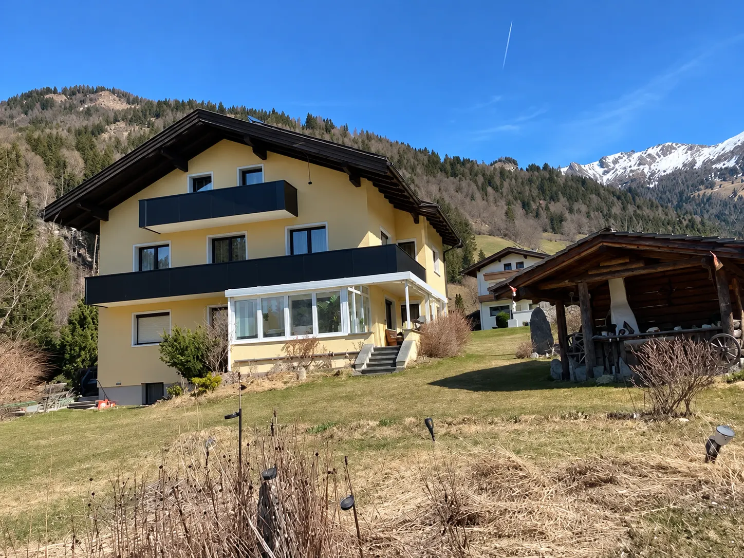 Das Haus im Sommer mit Bergkulisse